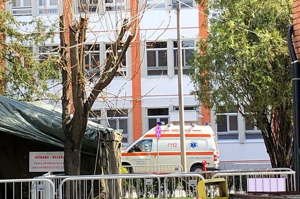 Közel száz koronavírus-fertőzöttet ápolnak a városi kórházban