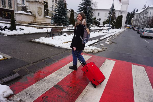 Piros koffer, gumipapucs és pléhcsipor