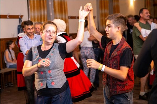 Néptánc, népzene jöhet?