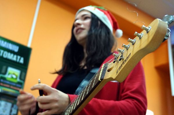 Kiderítettük, mit akar a gitározó krampusz a Merkúrnál