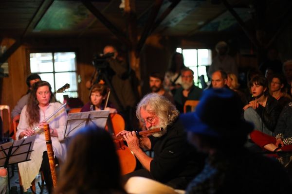 Miqueu Montanaro zenél a Jámbor Tehénben