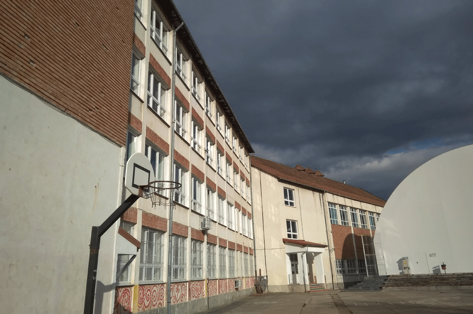 Minden iskolást vakációra küldenek