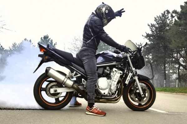 Ittasan motorozott