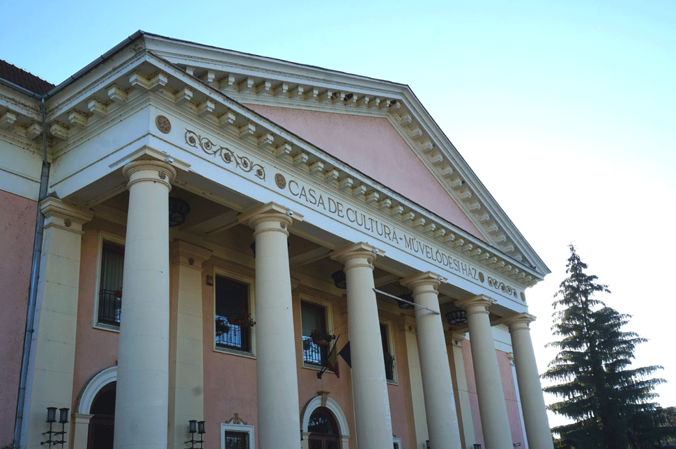 Máris két új előadással indít a színház