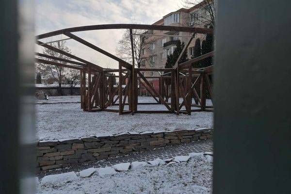 Csaknem egy körhinta készül a múzeum udvarán?