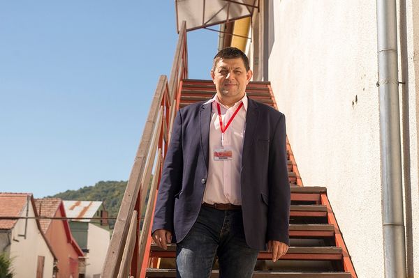 Képzeljenek el egy kamrát és egy háziasszonyt!