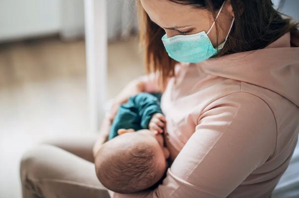 Biztonságos a szoptatós anyák beoltása és a betegség közbeni szoptatás