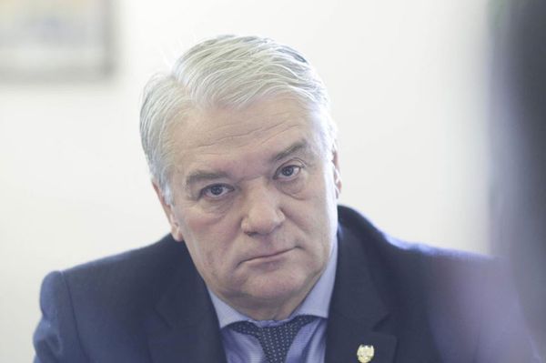 Hat nap után, egy perc alatt mondott le a belügyminiszter