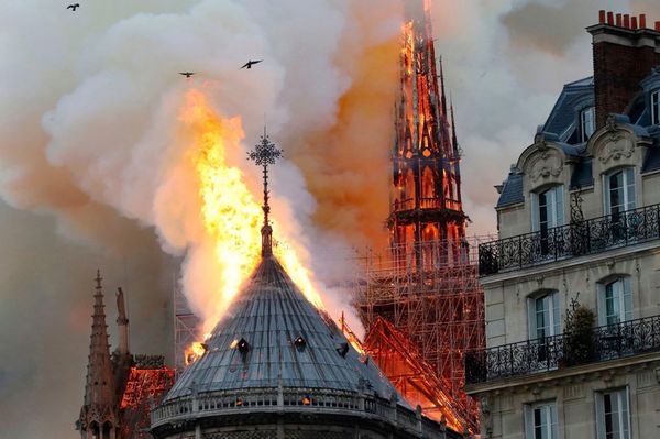 Lángokban a Notre Dame