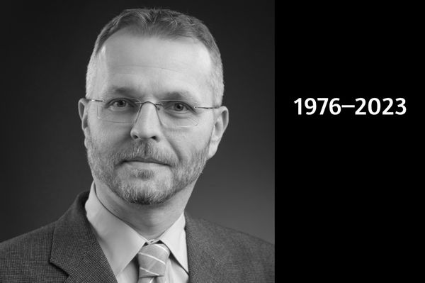 Ön nem fordított hátat, tanár úr!