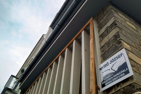 Alig tették ki, máris le kell venni a névtáblát