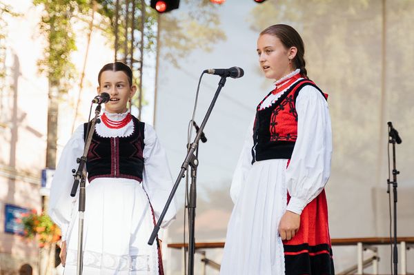 Annát és Zsófit már 3-4 éves korában megfertőzte a népzene