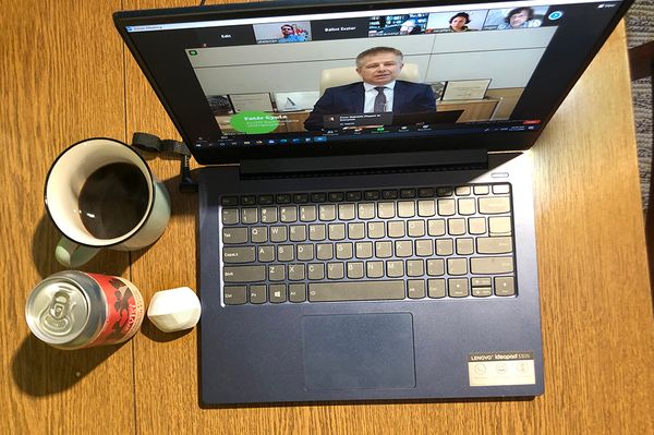 Lenyeli a kisgömböc a koronát?