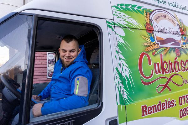 Szereti, ha az ő kezében van a kormány