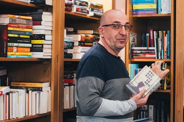 Egy kisvárosban maradt. Most próbál együtt élni a következményekkel.