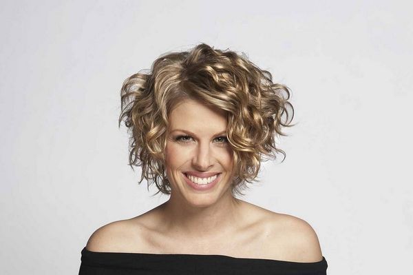 Udvarhelyre érkezik Oroszlán Szonja és ad egy szeletet az életenergiájából