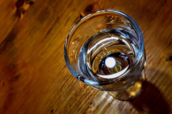 Hogyan küzd meg a virágszál, ha neki nem töltenek pálinkát?