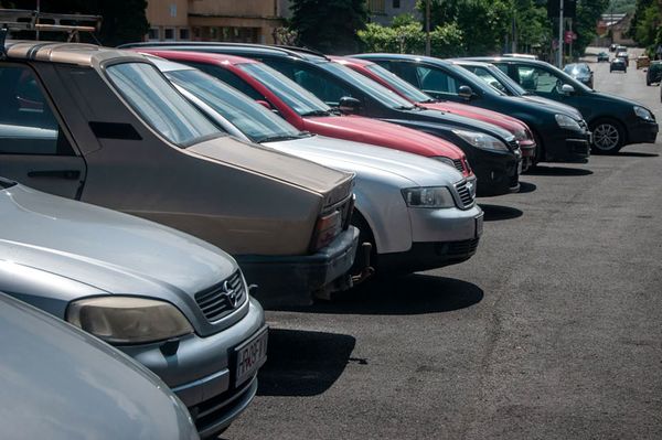 Autóval ment a bankautomatához, majd gyalog haza