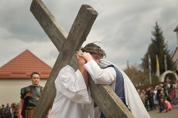 Tilos csókolózni Krisztus szenvedése alatt