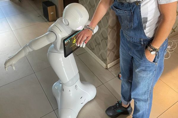 Szatmári kávézóban táncol és kezet csókol Pepper, a robot (videó)