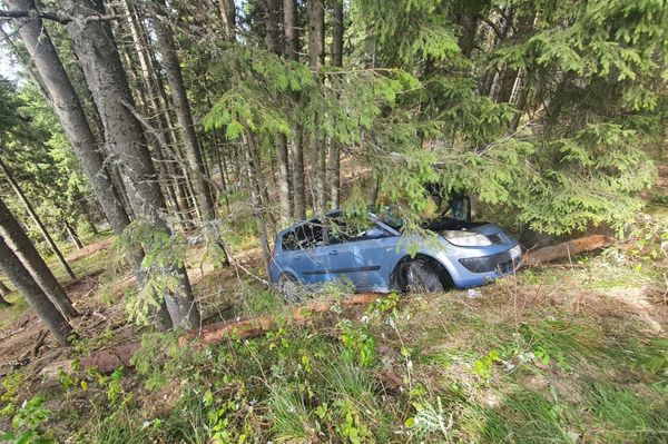 Kigyúlt egy autó a Hargitán, szinte az erdő is (frissítve)