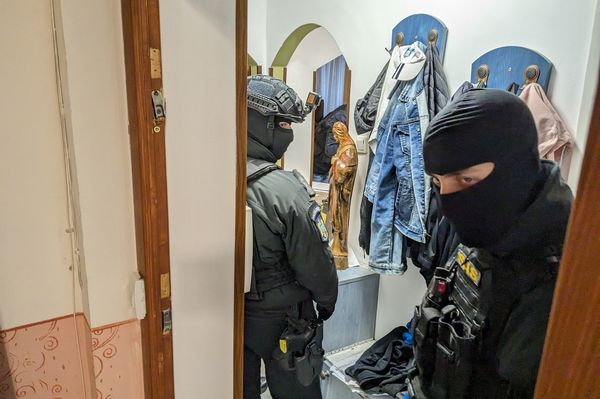 Ki miatt tartóztatták le Puiékat? (frissítve)