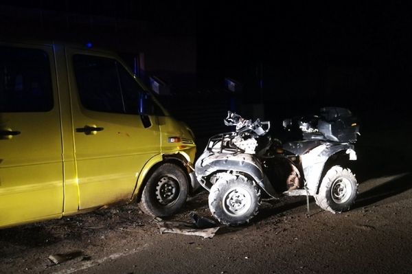 Parkoló kisteherautóba csapódott a quaddal