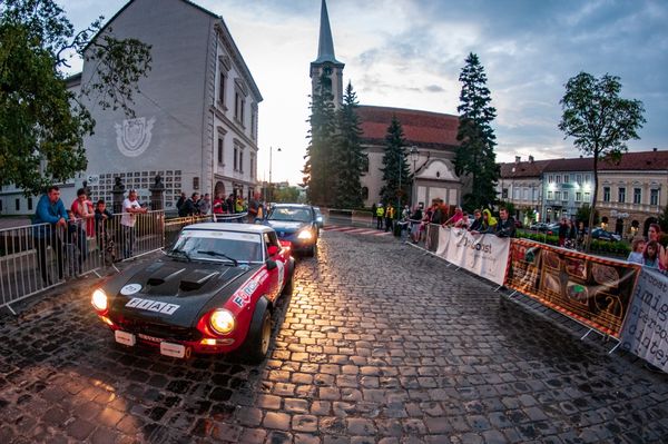 Dübörög a város, jönnek a V8-asok