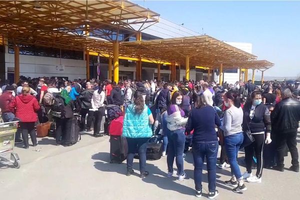 Ezrek tolongtak a kolozsvári reptéren (videóval)