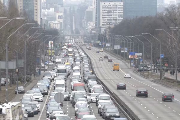 Kijevben mindenkinek kiadják a fegyvert, aki kéri