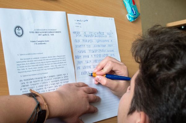 Ha mindig is te voltál a haverok között a rovásíró