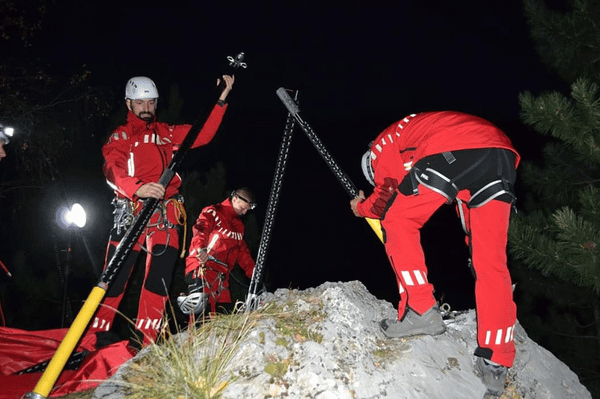 Veszélyes helyen mászkáltak, a sziklák közé zuhantak (frissítve)
