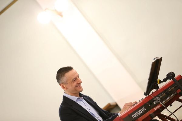 Sárik: nem vigyázban ülős hangversenyt fogunk adni