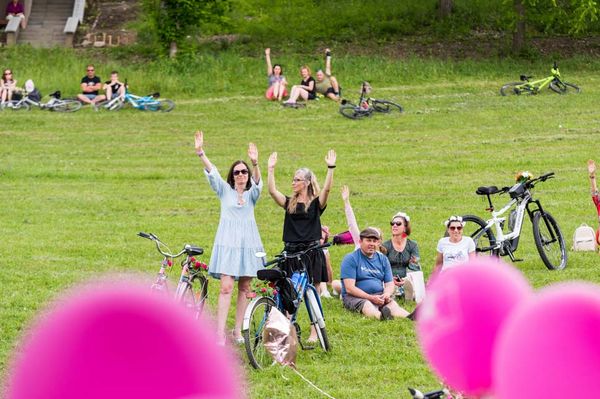 Tekerj szoknyában és nyerj egy rózsaszín biciklit!
