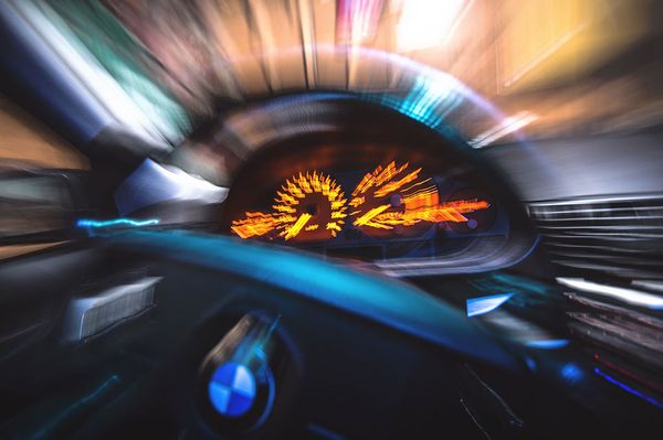 Olyan részeg volt, nem tudott megállni a lábán, ezért kocsiba ült