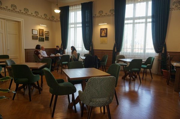 Kávéházi hangulat Spanyár Pállal a Gimiben