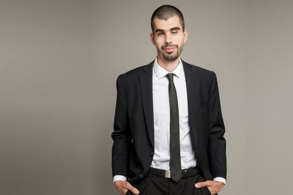 Európa jelenleg egyetlen vak humoristája lép fel nálunk