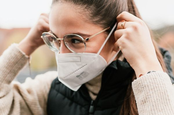 Hivatalos: megint kell maszk az utcán is, nem is akármilyen