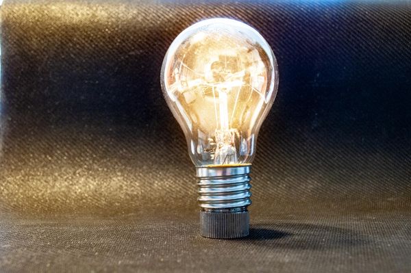 Kialszanak a fények