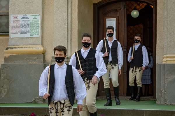 Eladó a menyasszony, s el is szabad ballagni!