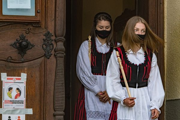 Maszkosok lepték el a templomot