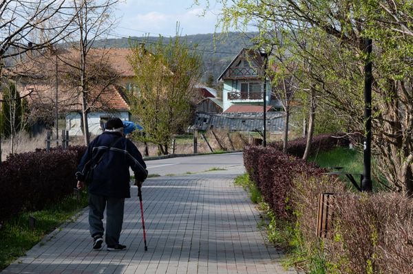 Mostantól reggel és este is sétálhatnak az idősek
