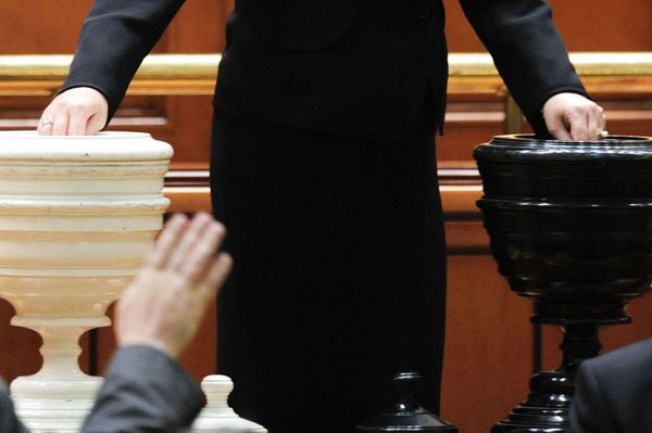 Megbukott a kormánybuktatás