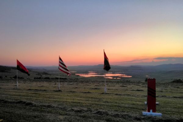 Ki a legény a háton?