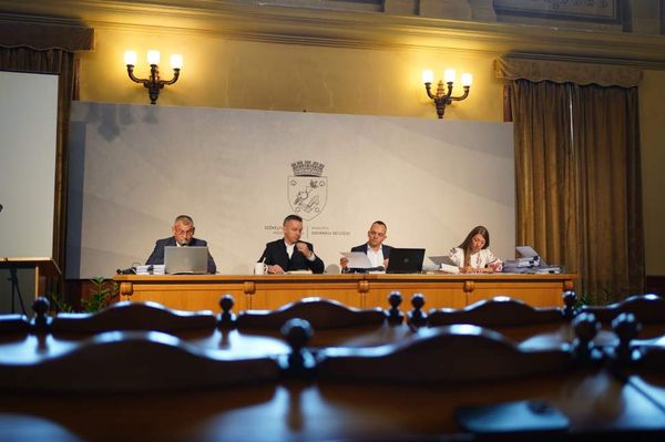 Élőben az augusztusi tanácsülésről