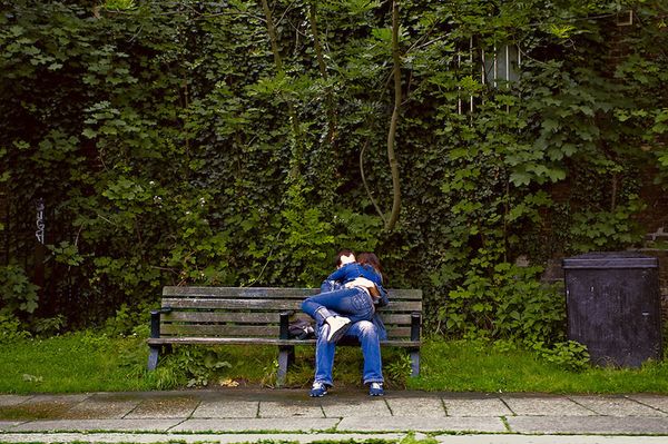 Elcsábította és kirabolta