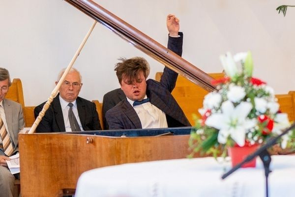 Szentgyörgyi zongoratehetség és barátai zenélik be a Szent István termet