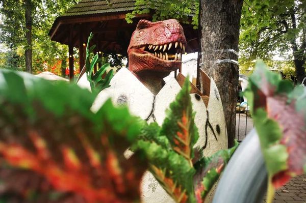 Mit eszik egy T-Rex a városi parkban?