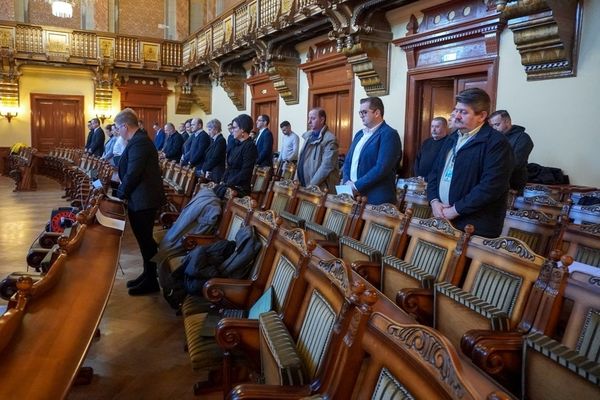 Fekete tanácsülés: ne hagyjátok az iskolát!