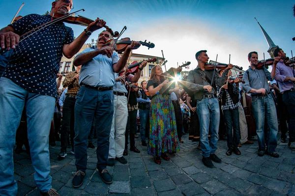 Elképesztően megnőtt a bajuszasok és a rokolyások aránya